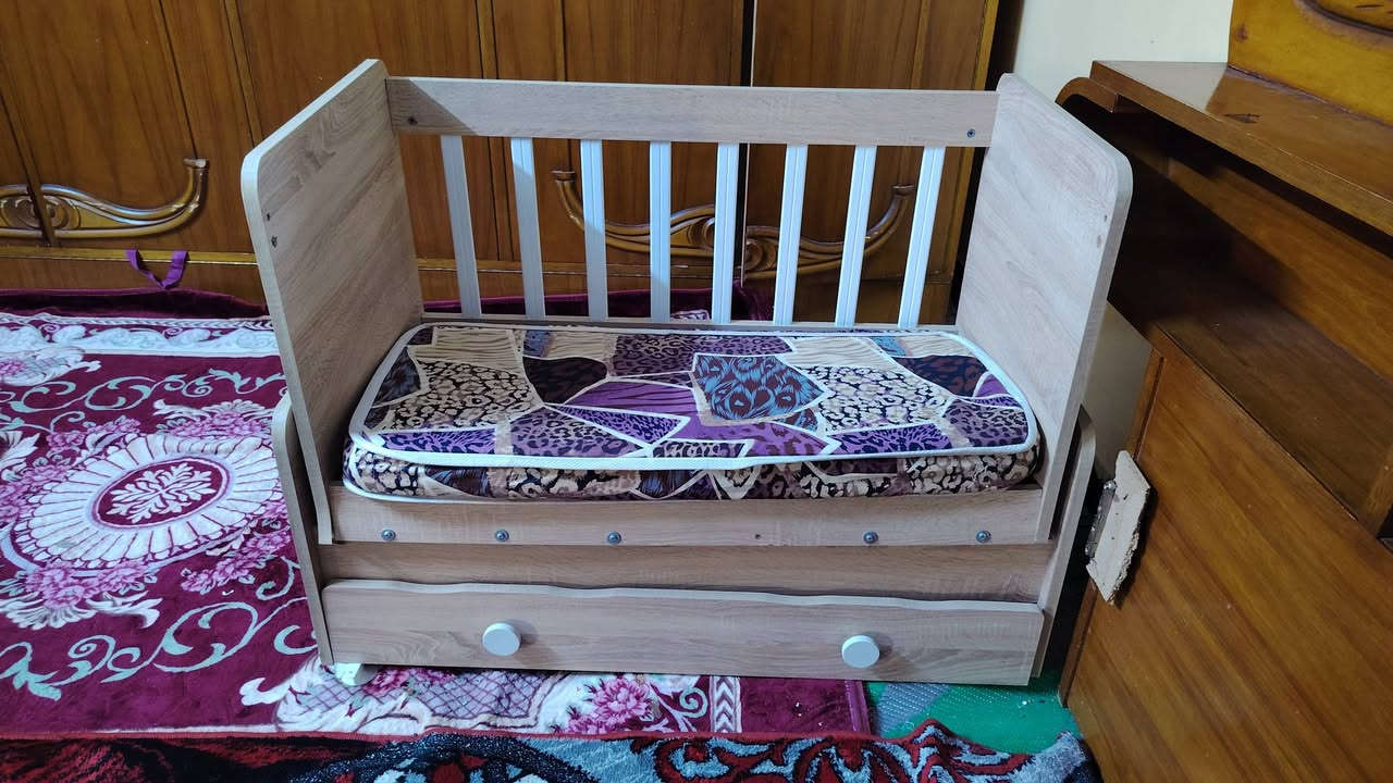 الغرفه ٤٠٠ قفله التخت النفر ٥٠ قفلو المهد ٢٥ قفلو الرحله ٥ التخت الطفل ٣٠ االسنك وقاعد ١٥ الكاربت ٤ في ٣ سعر     ٣٠  ***********  الثلاجه ٢٥٠
