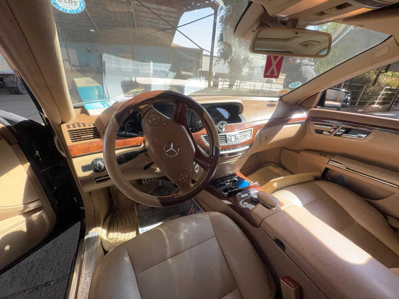 السلام عليكم شلونهم الجناية 
مارسدس s350 AMG 2011  رقم شمالي فول مواصفات  مواصفات : 
كاميرة خلفية ، تدفة تبريد مقاعد
بنورامة، مثبت سرعة ، التحكم تلقائي بدرجات الحرارة ، مصابيح اصلي شركة ، لوحة قيادة رقمية ، شاشة تدعم الاندرويد وء ابل كار بلي ، 
انارة محيطية ، حساسات امامي خلفي ، GPS,  مقاعد تدليك ، بردات ، نضام جكات هايدروليكي 

داخل عسلي صاج جوزي بيهة صبغ جاملغ خلفي وخشم الجاملغ الامامي الا يمن رايدها 175 ورقة وبيهة مجال وعادي للمراوس 

: رجائاً الخاص مغلق فقط اتصال *********** وبيه واتساب
