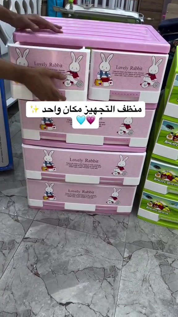 حجز واتساب سلال المقسمات (أو منظمات الأدراج والخزائن) هي واحدة من أفضل الأدوات لترتيب المساحات واستغلالها بشكل ذكي. تتوفر هذه السلال بخامات وأشكال متنوعة لتناسب كل الاحتياجات: 1. أنواع سلال المقسمات حسب الاستخدام  مقسمات الملابس والملابس الداخلية: غالباً ما تكون مصنوعة من القماش المقوى أو البلاستيك المرن، وتأتي بفتحات صغيرة (شبكية أو قماشية) لتنظيم الجوارب، الملابس الداخلية، أو التيشرتات داخل الأدراج.  مقسمات المطبخ والملعقة والشوكة: تكون مصنوعة من البلاستيك الصلب أو خشب البامبو، ومصممة لتناسب أدراج المطبخ الطولية لتنظيم أدوات الطبخ والبهارات.  مقسمات المكياج والعناية: سلال بلاستيكية شفافة (أكريليك) أو ملونة تحتوي على مربعات صغيرة لتنظيم الحمر (أحمر الشفاه)، الفرش، والعدسات.  سلال تنظيم الأدوية والإكسسوارات: سلال صغيرة مقسمة من الداخل بغطاء أو بدون غطاء لحفظ الأشياء الصغيرة من الضياع. 2. كيف تختار السلة المناسبة؟  الخامة:  البلاستيك: ممتاز للمطبخ والحمام لأنه سهل التنظيف ومقاوم للماء.  القماش/الفبر: ممتاز لخزائن الملابس لأنه مرن وياخذ شكل الدرج.  المقاس: قبل الشراء، يفضل دائماً قياس أبعاد الدرج أو الرف (الطول × العرض × الارتفاع) لضمان أن السلة ستجلس في مكانها الصحيح.  المقسمات المتحركة: بعض السلال تأتي بمقاطع بلاستيكية يمكنك تحريكها لتكبير أو تصغير حجم الفتحات حسب حاجتك. إذا كنت تبحث عن هذه المقسمات لتنظيم منتجات معينة، أو تود استغلالها لعرض وترتيب بضاعة في مشروعك، أخبرني بالمراد تحديداً لأقترح عليك الأفكار الأنسب؟


**إذا كنت صاحب هذا الإعلان وتريد حذفه لأي سبب، رجاءا أرسل رسالة إلى الدعم الفني**