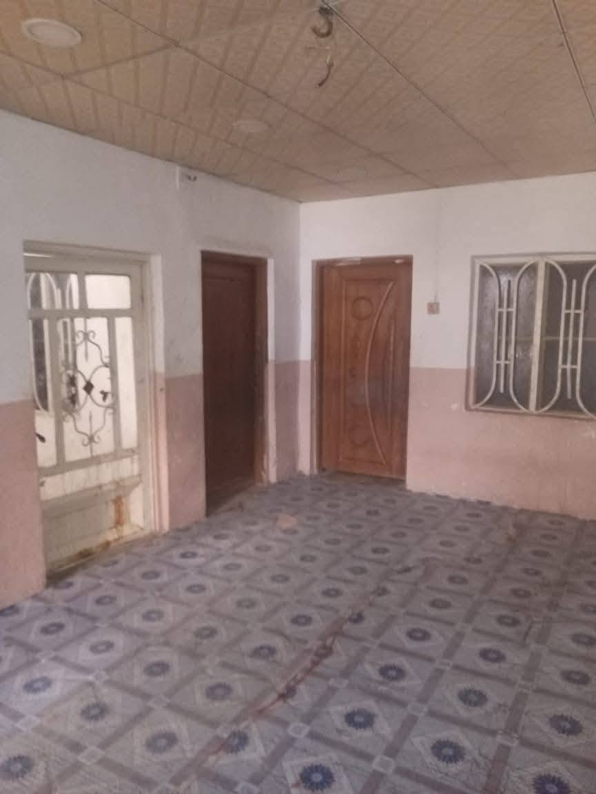 بيت للبيع
النجف/حي الانصار/ خلف بانزين خانه
مساحه ١٢٠ متر
استقبال
غرفتين نوم
كليدور
مطبخ
صحيات
علمآ ان البيت مرمم حديثآ الصور قديمة 
***********
***********
