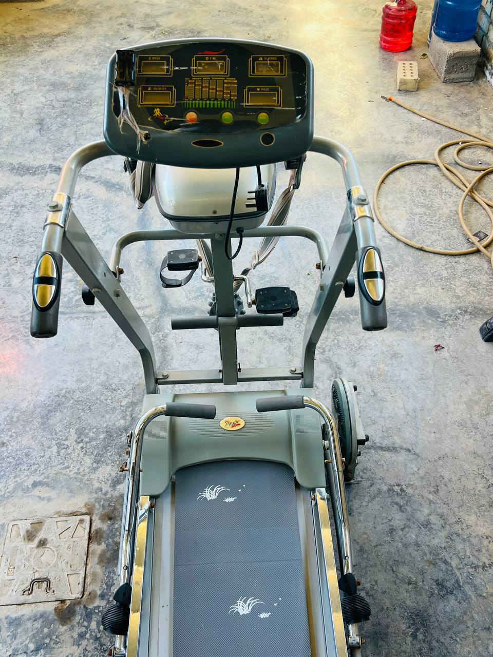 السلام عليكم اجهزه رياضيه للبيع والاجهزه نضيفه جهاز جري ميكانيكي
وبايسكل وكل الإلكترونيات شغاله للاستفسار ***********
