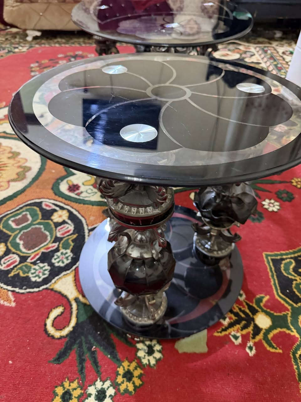 طبلات زجاجية عدد 8 قطع + قطعة وسطية حجم كبير مستعمل نظيفات للاستفسار ***********
