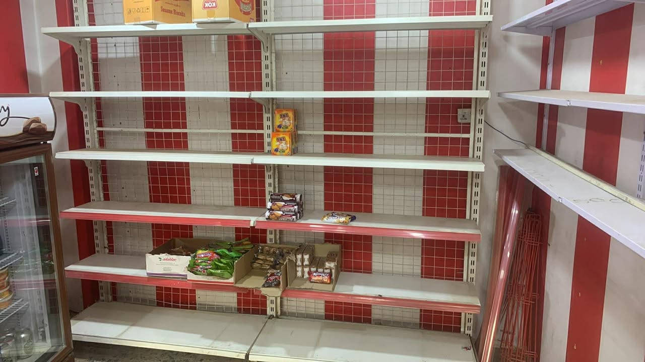 للبيع
عارضه صغيره مال حلويات نظيفه 

مع رفوف العدد الرفوف ٣٣ رف 

عنوان بغداد الجديده رقم ***********
