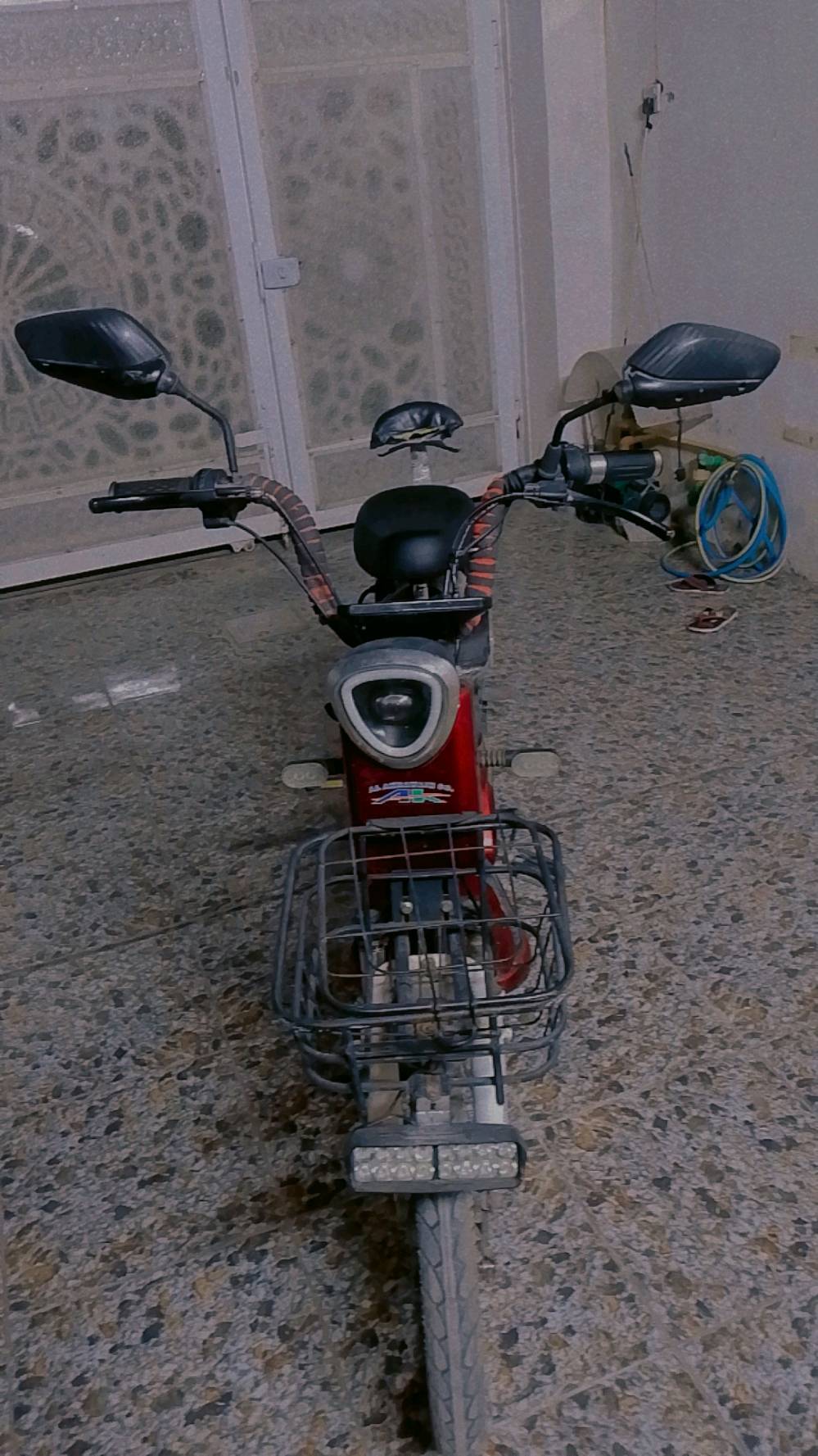 للبيع دراجة كهربائية بحالة جيدة، تحتوي على شاشة لعرض السرعة وحالة البطارية. التصميم مريح مع مخزنين أمامي وخلفي لحمل الأغراض. مناسبة للتنقل داخل المدينة.