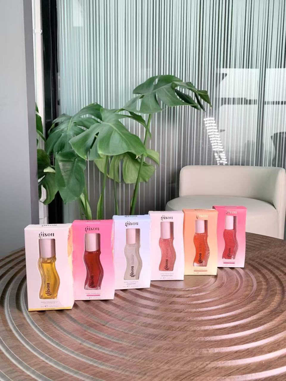 فقط. 4 ألف 😱😱😱
 
يوجد خدمة التوصيل 🚕🚕🚕

لطلب علخاص 💃🏻💃🏻💃🏻

كلوس الي صاير ترند بسيفورا توفر😅

Honey Infused Tinted Lip Oil 🍓
زيت الشفاه من جيسو بخلاصة الفراولة 🍓
زيت مدعوم بالعسل 🍯 وزيوت حديقة النحل لترطيب الشفاه بشكل مكثف مع لمسة نهائية عالية اللمعان غير لزجة ✨
يحتوي هذا اللب كلوس او اللب اويل على الهايلورونيك اسد وزيوت اخرى طبيعية وقوية مضادة للأكسدة تجدد الرطوبة وتضيف لمعان زجاجي للشفاه 👄
يجننننن شكله وطعم وريحة الفراولة اللي بي لذييييذة حرفياً ينوكل 😅🤤🍓 واللمعة اللي يتركها بالشفة خيااااالية✨🔥


**إذا كنت صاحب هذا الإعلان وتريد حذفه لأي سبب، رجاءا أرسل رسالة إلى الدعم الفني**