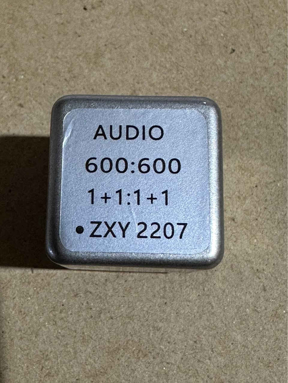 عربي:
قطعتين محول صوت احترافي ZXYAUDIO 600:600 لعزل وتنقية الصوت (Audio Isolator Transformer)
تفاصيل المنتج:
 نوع المنتج: محول صوتي عالي الدقة مصنوع من سبائك النيكل والبيرمالوي (Permalloy).
 الموديل: ZXY 2207
 مقاومة المعاوقة (Impedance): 600:600 أوم بتوزيع 1+1:1+1.
 الاستجابة للتردد: من 20\text{Hz} إلى 20\text{KHz} لتغطية كامل النطاق الصوتي البشري بجودة نقية جداً.
 المميزات:
 كفاءة عالية جداً في التخلص من الضوضاء والأصوات الناتجة عن التداخل الكهربائي والأرضي (Ground Loop Isolator).
 مثالي لأنظمة الصوت المتوازنة (Balanced Audio)، المكبرات (Amplifiers)، الفلاتر، وأجهزة المكسر الاحترافية.
 أطراف توصيل (Pins) قوية ومثالية للتثبيت المباشر على اللوحات الإلكترونية (PCB).

کوردی:
 (2 دانە) ترانسفۆرمەری دەنگی پیشەگەرانە ZXYAUDIO 600:600 بۆ جیاکردنەوە و پاكکردنەوەی دەنگ (Audio Isolator)
وصفێکی گشتی بۆ بەرهەمەکە:
 جۆری بەرهەم: ترانسفۆرمەری دەنگی فریکوێنسی نزم (Permalloy Nickel Alloy Audio Transformer).
 مۆدێل: ZXY 2207
 ڕێژەی ئیمپیدانس (Impedance Ratio): 600:600 (اووم) لەگەڵ پێکبەستنی 1+1:1+1.
 مەودای فریکوێنسی (Frequency Range): 20\text{Hz} - 20\text{KHz} (کە تەواوی مەودای بیستنی مرۆڤ دادەپۆشێت بەبێ تێکچوونی دەنگ).
 تایبەتمەندییەکان:
 دروستکراو لە ماددەی بەهێزی نیکڵ و پێرمالۆی (Permalloy) بۆ ڕێگریکردن لە هەر جۆرە دەنگەدەنگ و نۆیزێکی کارەبایی (High Noise Isolation).
 گونجاوە بۆ هاوسەنگکردنی هێڵەکانی دەنگ (Balanced Audio Systems) و فلتەرکردنی دەنگی ئامێرە مۆسیقییەکان، ئەمپلیفاەرەکان، و میکسەرەکان.
 خاوەن پێپینەکانی توندوتۆڵ بۆ بەستنێکی جێگیر لەسەر بۆردی ئەلیکترۆنی (PCB). السليمانية, العراق


**إذا كنت صاحب هذا الإعلان وتريد حذفه لأي سبب، رجاءا أرسل رسالة إلى الدعم الفني**