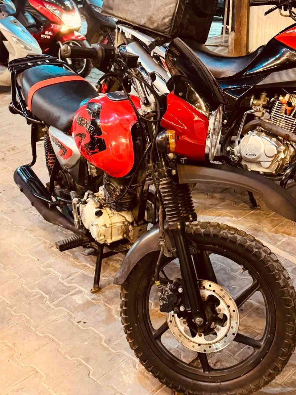 سلام عليكم دراجه بوكسر مرقمه 21 نازله 23 دراجه جديده وخير من الله تايرات جدد سلف وهندر كهرباياته كله شغاله دراجه جديده و مجفته بشركه وعدي وصل ضمان سعر 16000 مليون وستميه مكاني حيور ام لكبر *********** ما متواجد خاص
