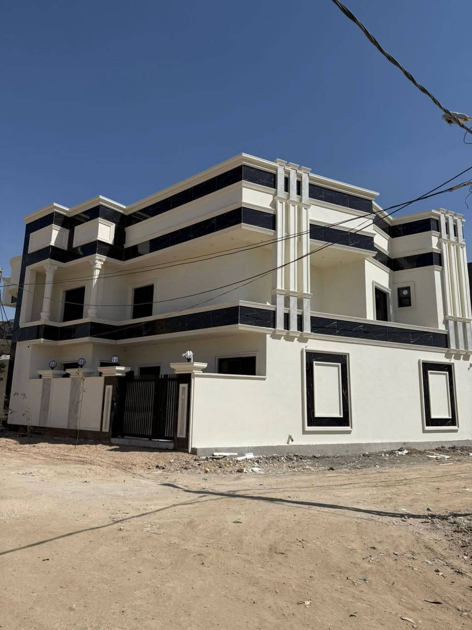 دار سكن بناء حديث للبيع
طابقين غير مسكون
ام الخيل 3  يقع على شارع بعرض عشرين متر
____________________
المساحه / 165 متر
الواجهه / 10 متر  ركن
____________________
الطابق الأرضي
غرفتين نوم / صاله / استقبال / مطبخ /  حديقه / كراج / 3 مجاميع صحيه

الطابق الأول
3 غرف نوم نظام سويت / صاله / مجموعه صحيه
ملاحظه الدار مجهزه بالطاقه الشمسيه
_____________________
للاستفسار
مراجعة مكتب النخبة للعقار الواقع حي العروبه شارع المتحف مقابل ايسي كريم الإيطالي او الاتصال على الأرقام التاليه
***********
***********
