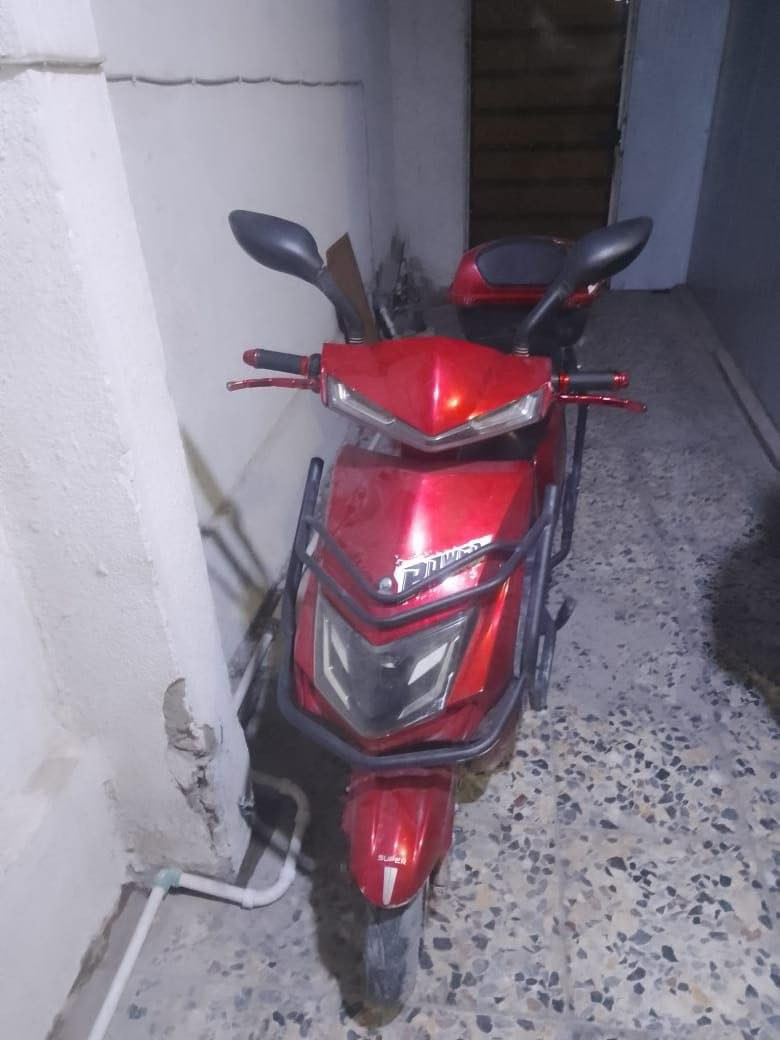 السلام عليكم دراجه شحن سكنس مدرعة بالكامل  ست بطاريات 32امبير.  تخم بطاريات جديدة بدلتلها اصلي اصلي الدراجه نضيفة الداجه بيها إنذار وتشغيل عن بعد  نضام رجوع للخلف   المكان الكاظميه/جكوك /الرقم للتواصل / ***********/السعر 500
