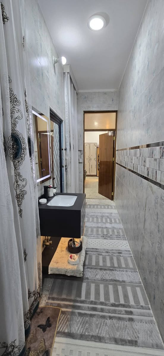 مشتمل مساحة ١٠٠ طابو ملك صرف سكني 
طابقين متكامل 
البناء درجه اولى (البيت متعوب عليه بمعنى الكلمه)
يباع مع الاثاث او بدون
يحتوي على
 استقبال 
وصاله
وخدمات 
وغرفة نوم جوا
وغرفتين نوم فوك 
وخدمات
وصاله 
وبيتونه كبيره
وسطحين 
بغداد / الراشدية 
منطقة الانتصار 
مقابل مستشفى حمادي شهاب
 قبل مرور الحسينيه 
نهاية شارع ابو علي المضمد 
معروض حصرا لدى مكتب الموسوي للعقار
 للإستفسار 
الاتصال على الرقم الموجود
 او زيارة المكتب
 ابو فاطمه الموسوي 

***********
