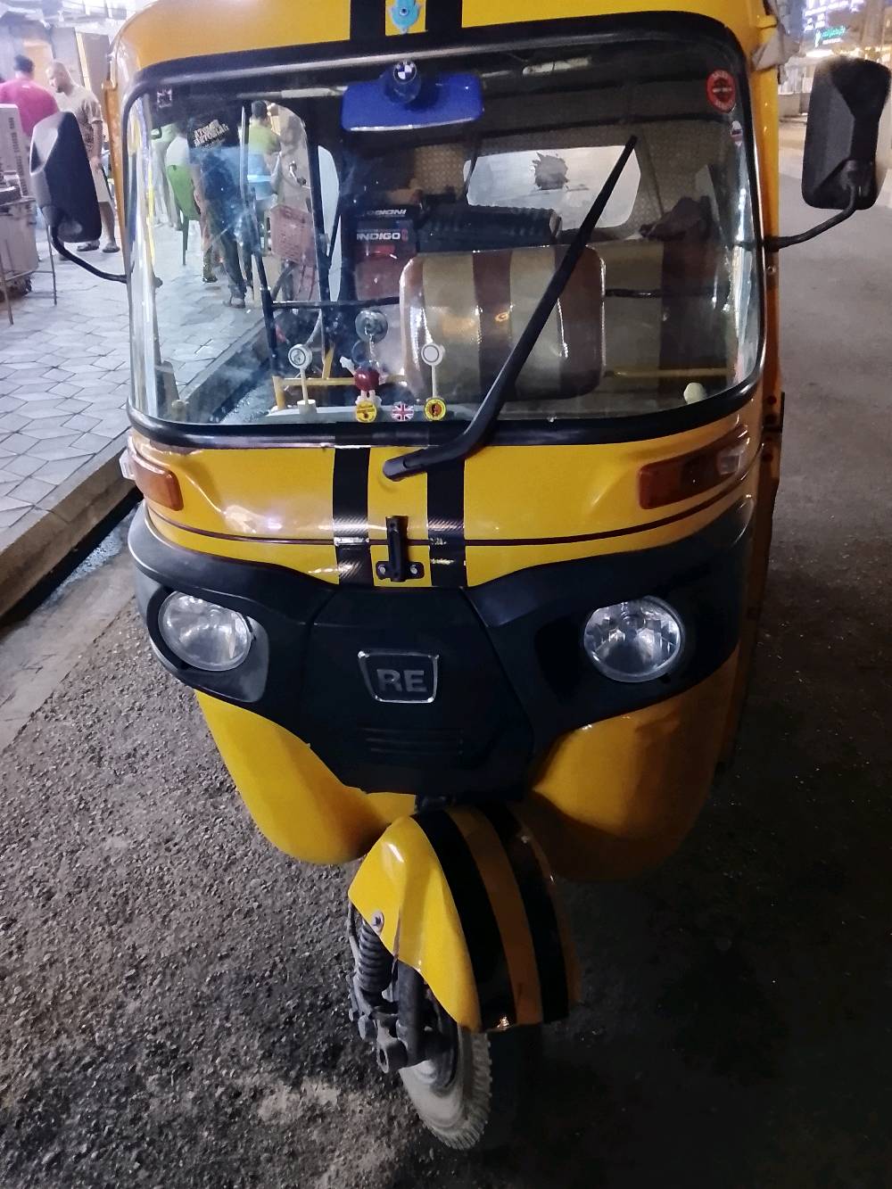 تكتك بحالة جيدة، بلون أصفر مع بعض الإكسسوارات الصغيرة والزينة. الداخل مُغطى بغطاء مريح للمقاعد. مثالي للتنقل داخل المدينة أو لأغراض تجارية. قابل للتفاوض على السعر.