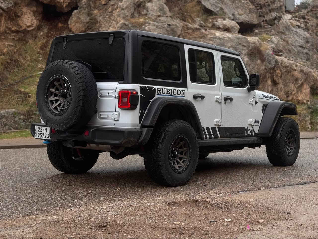 السلام عليكم

جيب رانكلر  ربيكون
2023
هايبرد كهربائي بنزين
فول فول
حادثها جدا خفيف بابين بدون دواخل
بجم كبس مكفله باقي سياره
بدون ايرباك
رقم اربيل بسمي
موصفاته معروفه ربيكون
سعرها 275 كامل بيها مجال
مكان سياره اربيل
معرض نجوم الامارات 
***********
*********** أربيل, العراق
