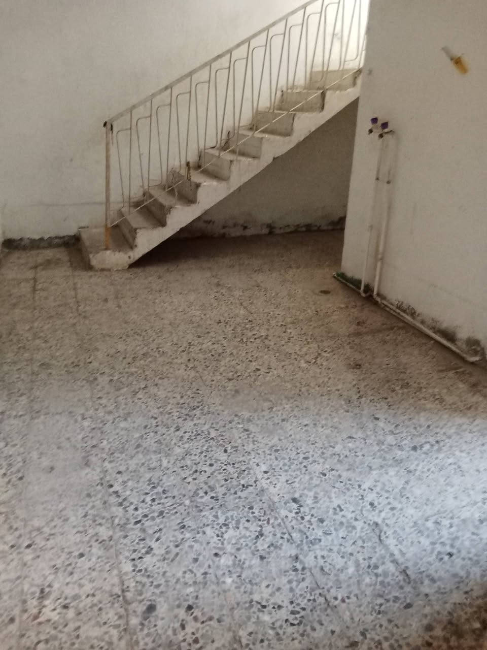 السلام عليكم
عندي دار للبيع مساحته 50م متوسط النظافة متكون من غرفة وحولي كمطبخ وحمام مشترك موقعه  ركن منطقة الاربع تالاف قرب السوق وبي مؤجر للاستفسار الاتصال على الارقام ‪
‏‪0787 694 9325‬‏ و‏‪ 750 538 7654
