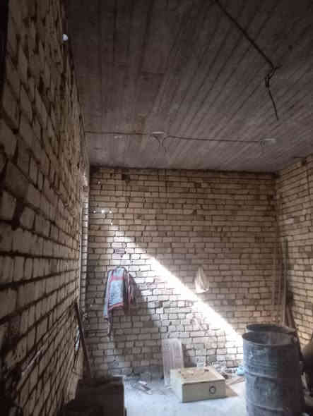 سلام عليكم عندي بيت رئس شارع العبيد  عشرين مساحة ١٠٠متر مربع  تبليط الماء والكهرباء  سعر٥٨ بها مجال ***********
