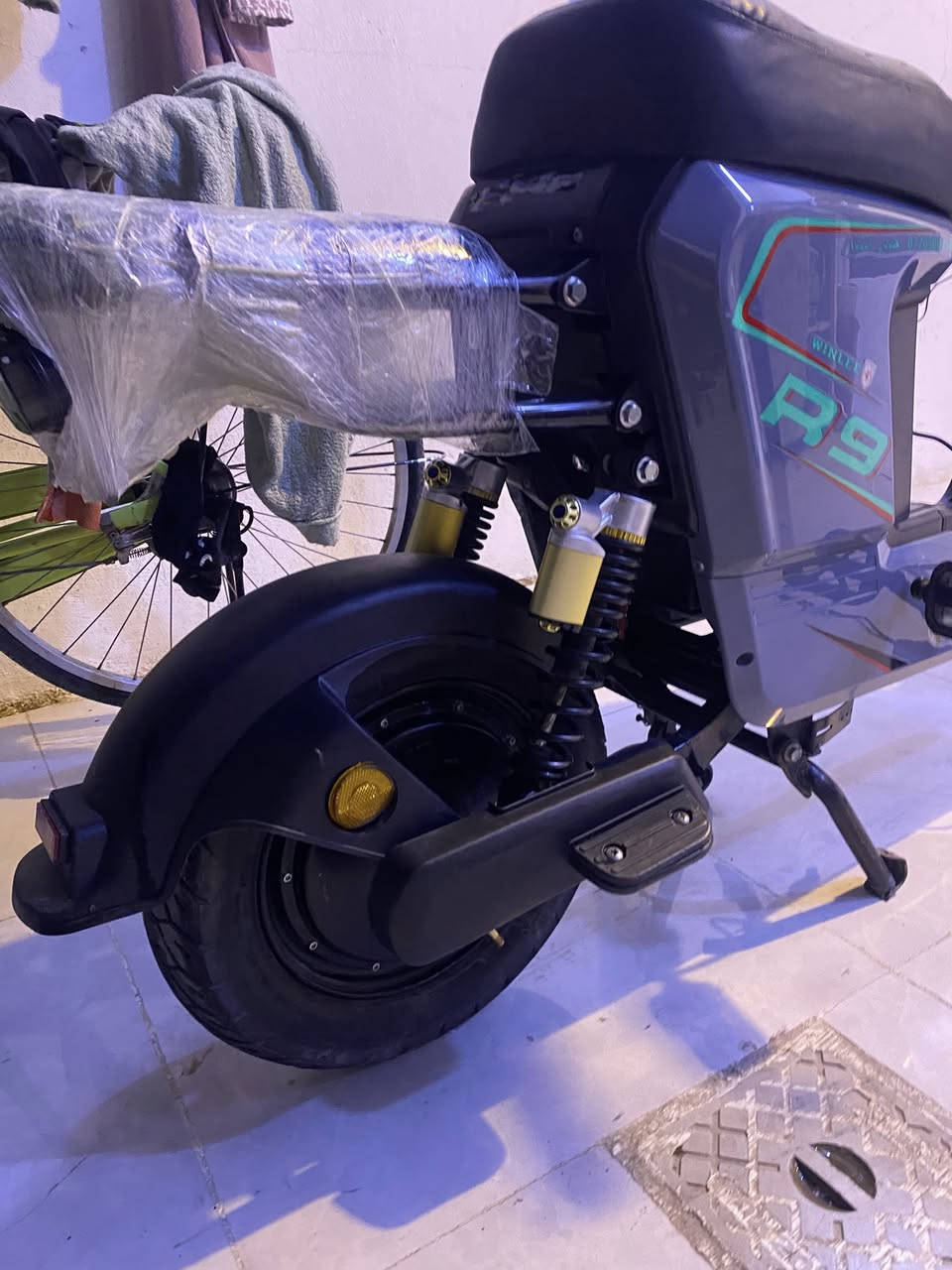 للبيعR9 بطاريات جديد كله جديد شاحنه كامل ماطور خير من الله للبيع فقط كفرات جديد صارشهر مستعمل ليت شغال كله شغال هورن 450بي مجال***********
