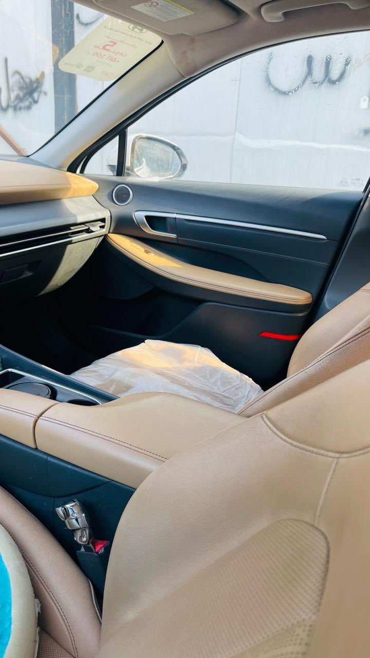 سوناتا 2024 خليجي فول مواصفات
اللون ابيض صدفي

دواخل جلد جملي 

انارة محيطيه 

بانوراما 

شاشة كبيرة 

حساسات 360 درجة 

كاميرا خلفية 

4 انظمة قيادة 

تبريد امامي خلفي 

بردات خلفية 

دخول ذكي 

تشغيل عن بعد 

عدادات ديجيتال 

شاحن لاسلكي 

ماشيه 61 الف 

رقم بغداد حرة تحويل ثاني يوم 

بيهة بارد  الباب الخلفيه العبري 

مكاني بابل 

السعر : 230 وبيها مجال قليل

***********
