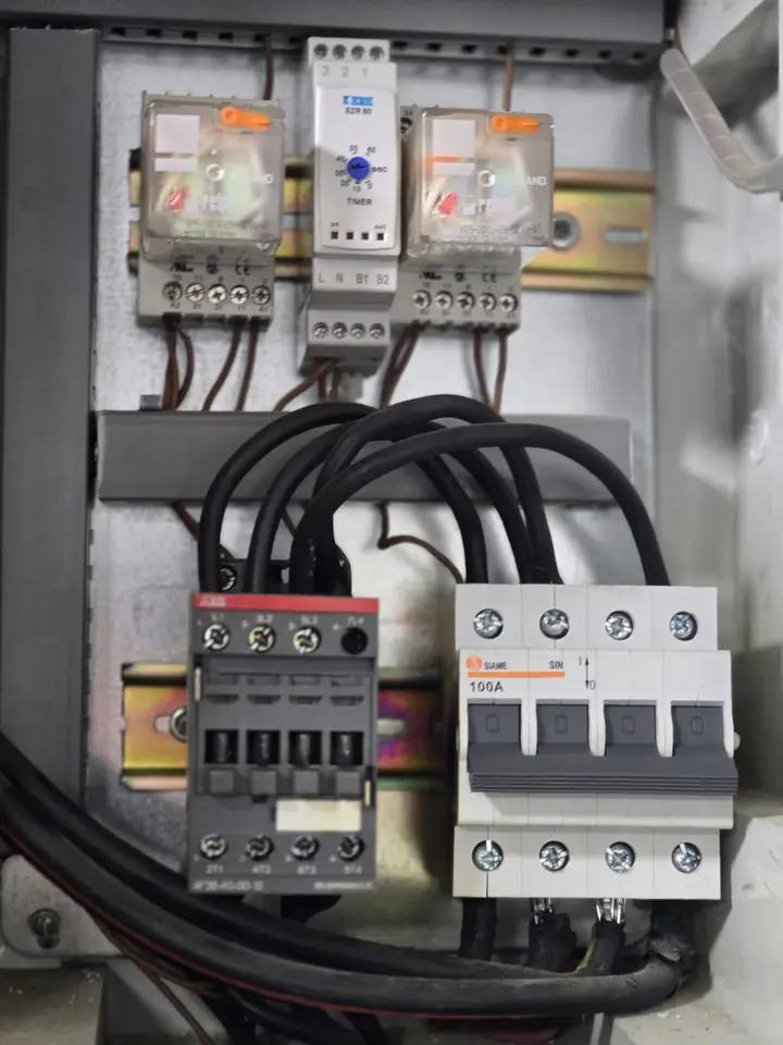 السلام عليكم ..صيانه وترتيب انواع البردات الكهرباء المنزليه وكذلك نصب وصيانه السبالت ..*********** حسين
