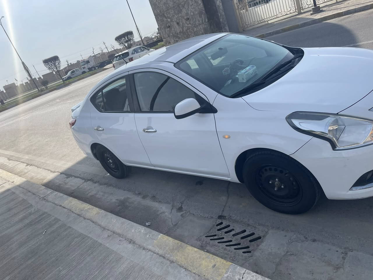 السلام عليكم
نيسان صني هندي بليته زركه2022رقم اربيل باسمي
بيها قطعه صبغ جاملغ خلفي جهة اليمين بدون داخل الباب وشويه بارد تخم تاير جديد  مكان السياره الفلوجه سعر117 وبيها مجال اتصال فقط***********
