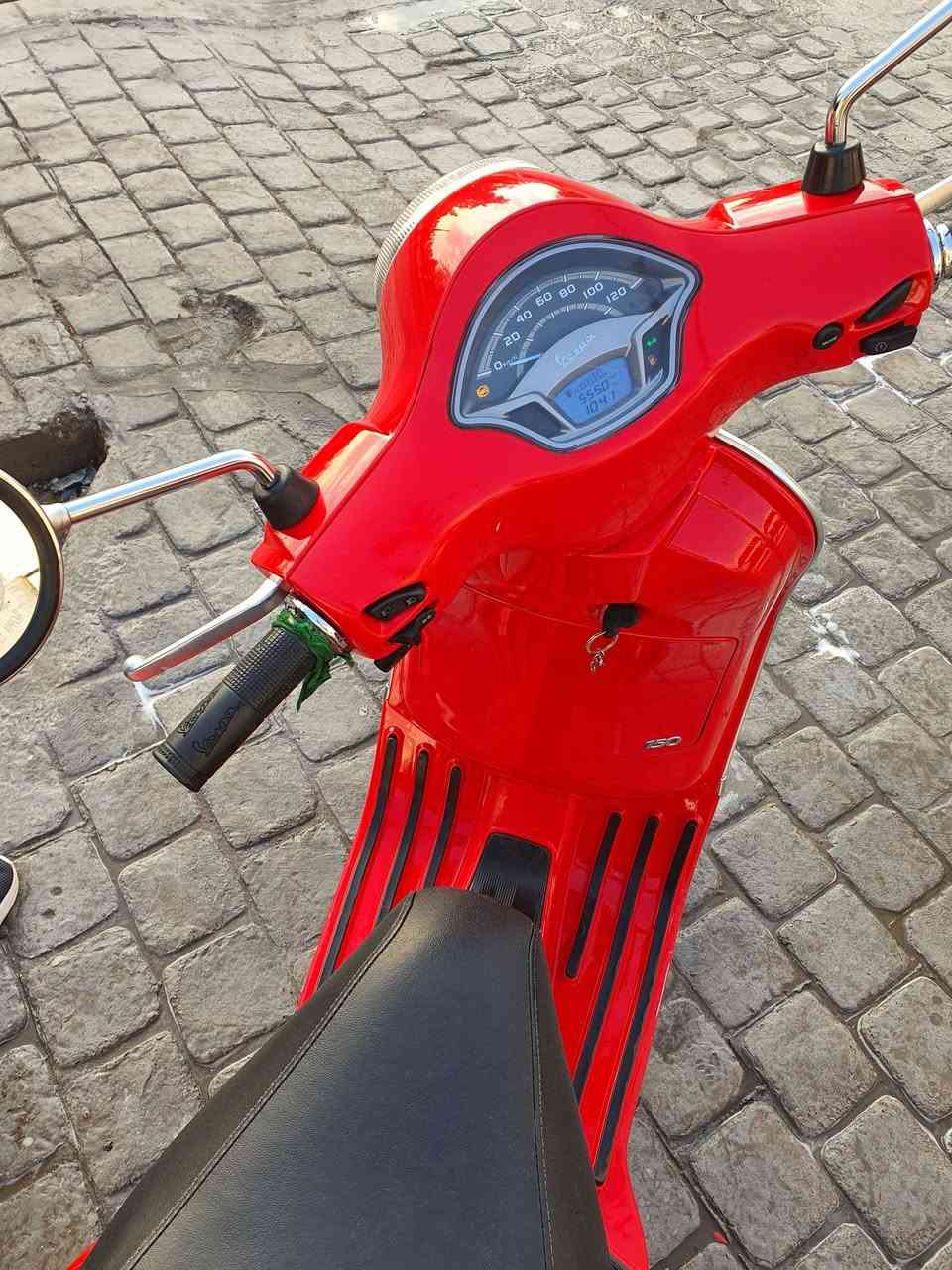 سلام عليكم 
دراجة فزبه للبيع جديدا استعمال قليل 
مرقمه اربيل 
السعر ٢مليون وبها مجال 
***********
