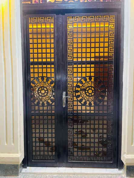 يوجد كادر صبغ وتنضيف  أبواب و شبابيك و منازل و باسعار مناسبه ***********
