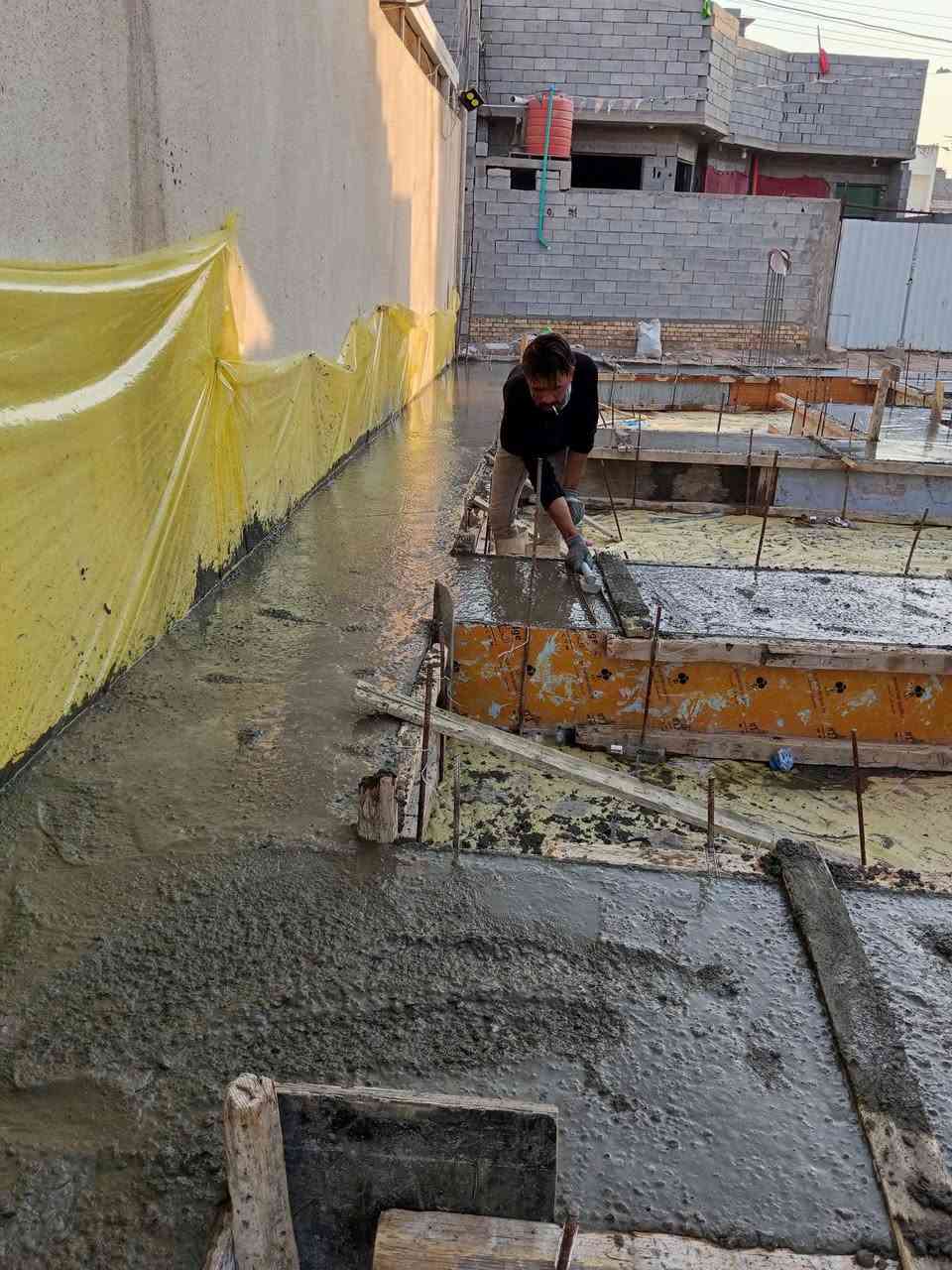 تم بفضل الله تعالى وبركاته صب أساس مساحته 200 متر في الصالحيه والتوفيق للجميع ان شاء الله اخوكم احمد النجار لجميع اعمال النجاره والتسليح والصب ***********
