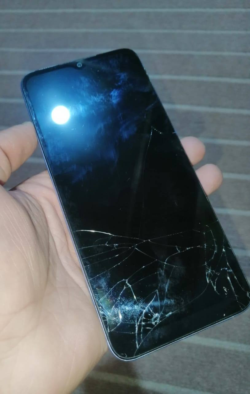 سلام عليكم  
جهاز هونر اكس 6 للبيع كلشي مابيه 
بس بيه كسر كدام عينك بس لشاشه مابيه شي تشتغل 
مكان بصره شط العرب الكباسي 
سعر 150 وبيه مجال قليل
رقم الهاتف ***********
