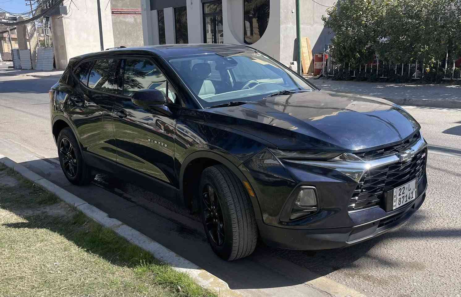 السلام عليكم
🔵بلايزر 2021 Lt المواصفات المعروفة 
⚫️لون كحلي ميتاليك (المميز)
🟣رقم اربيل بأسمي  تريد تحويل او وكالة
🟢جاهزة بدون اي نقص
☑️كفالة كير محرك وتبريد
🟡حدادية جديدة وكالة
🔴داخلة كلين بدون حادث وصار بيها طخة هنا بالبنيد نصبغ بقية سيارة بدون صبغ كفالة
🔷مكاني كربلاء 
🔶السعر 220 $ وبيها مجال بسيط
***********
