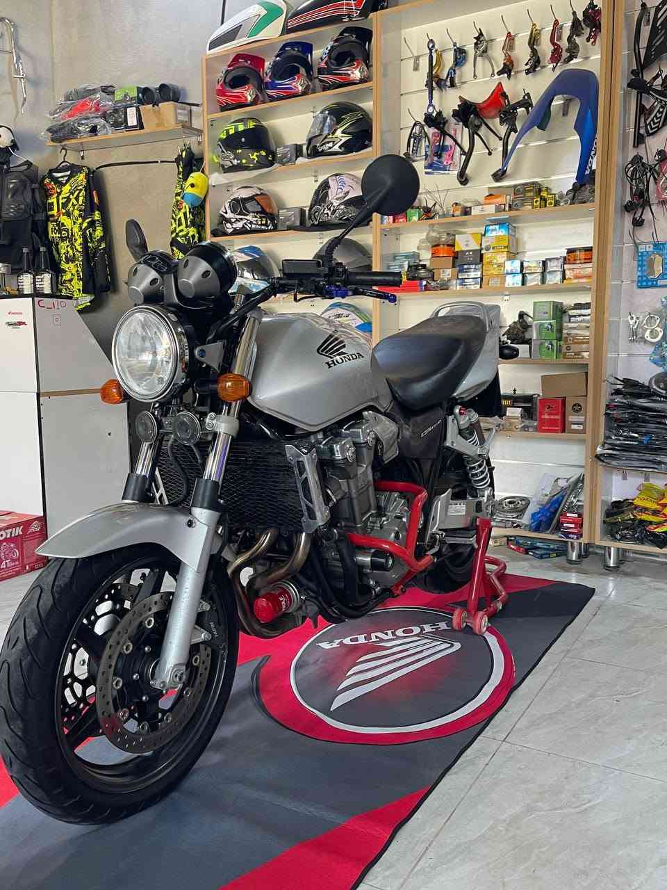 ياالله اللهم صلى على محمد وآل محمد 
سلام عليكم.........HONDA 1300CC......حالةوكالة دخول جديد
كفالة عامة دراجة🏍️ 
النظافة جديد جديد بكل معنى الكلمة سويچ عدد2 
على وضع الشركة 
مكاني ديالى قضاء كنعان 
للاستفسار*********** . . . . شراي اتصل وتدلل او تحب تي للمعرض بخدمتكم تحياتي للجميع
#العراق_ديالى
