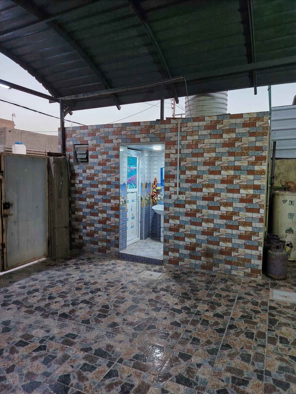 السلام عليكم بيت للبيع المساحه ٢٧٦ متر غرفتين نوم واستقبال ومطبخ حار وبارد كبير مجمع صحيات دخل البيت ومجمع خارج البيت هول كبير بناء جديد مسلح الموقع شارع البداله ***********
