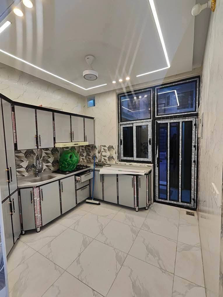 اللهم صلي على محمد وال محمد 🥰 ( بيت مؤثث)
بيت 50م ( 3  طوابق ) ركن 🥰 في كربلاء مجمع انوار كربلاء سكني قرب مدينة ألعاب سندباد قريب من نفق الأمام العباس ع 
منطقة سكنية تتوفر فيها جميع الخدمات تبليط 10 م 🥰 
جميع تفاصيل البيت بالفديو 
طابو زراعي قرار محكمه سند 25 ملك صرف 
للأتصال او واتساب ***********
