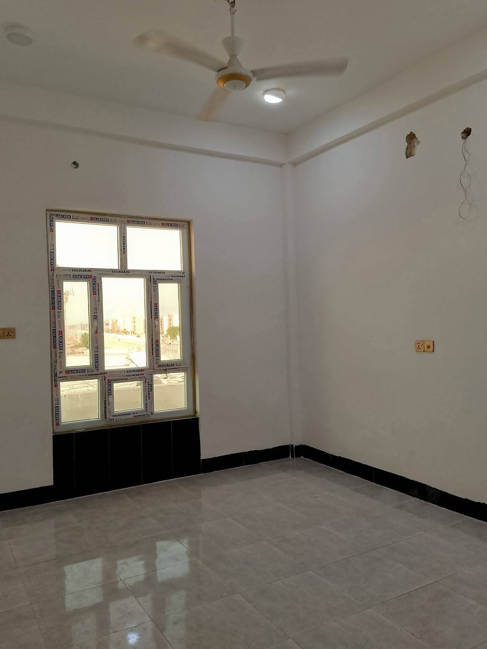 شقه للايجار 
 تكون من غرفه عدد 2 + صحيات ومطباخ + وحمام وصاله كبيره ايجار شقه 200 
العلوان الرمادي 7 كيلو غرب جامع الأخوين 
 استفسار انتصل ***********
كل خدمات متوفر
