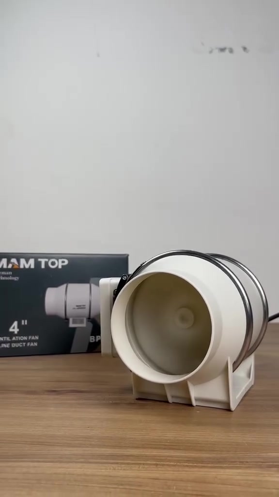 ساحبة هواء صاروخية ماك توب MAM TOP – 4 إنج (Inline Duct Fan)

السعر ٣٥ الف دينار مع التوصيل مجاناً الباب  بيتك 

الاستخدامات

سحب وطرد الهواء من الحمّامات والمطابخ.

تحسين التهوية داخل الغرف، المخازن، والورش.

تقليل الرطوبة والروائح والدخان.

مناسبة لأنظمة مجاري الهواء (الدكت) بقطر 4 إنج.

تُستخدم في البيوت، المحلات، والمكاتب.

المميزات

قطر 4 إنج (100 ملم)– متوافقة مع دكت التهوية القياسي.

قدرة كهربائية: 40 واط.

الجهد الكهربائي: AC 220V – 5060Hz.

تدفق هواء قوي: حوالي 310 م³ساعة.

ضغط هواء: 180 باسكال.

مستوى ضجيج منخفض: تقريبًا 34 ديسيبل.

سرعة دوران: 2600 دورةدقيقة.

تصميم صاروخي داخلي لرفع كفاءة السحب.

استهلاك طاقة منخفض مع أداء ثابت.

جسم بلاستيك متين مقاوم للرطوبة.

مزوّدة بحامل تثبيت معدني لسهولة التركيب.

سهلة الفك والتنظيف حسب دليل الاستخدام.

تشغيل هادئ مناسب للاستخدام المنزلي.

محتويات الصندوق

ساحبة هواء صاروخية MAM TOP مقاس 4 إنج.

قاعدة تثبيت معدنية مع براغي.

دليل الاستخدام.

الملاحظات

طول السلك: 70 سم.

قياس الكارتون:

- الطول: 23 سم
- العرض: 17.5 سم
- الارتفاع: 15.5 سم

يُفضّل فصل الكهرباء قبل التركيب أو الصيانة.

يُنصح بتنظيف المروحة دوريًا للحفاظ على الأداء.


**إذا كنت صاحب هذا الإعلان وتريد حذفه لأي سبب، رجاءا أرسل رسالة إلى الدعم الفني**