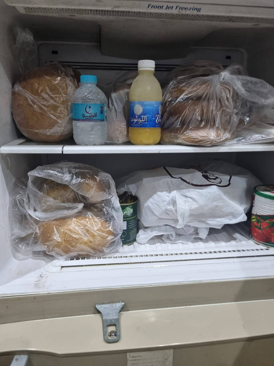 ثلاجة هيتاشي كبيرة نظيفة جدا للبيع المكان البنوك هاتف *********** السعر ١٧٥ الف
