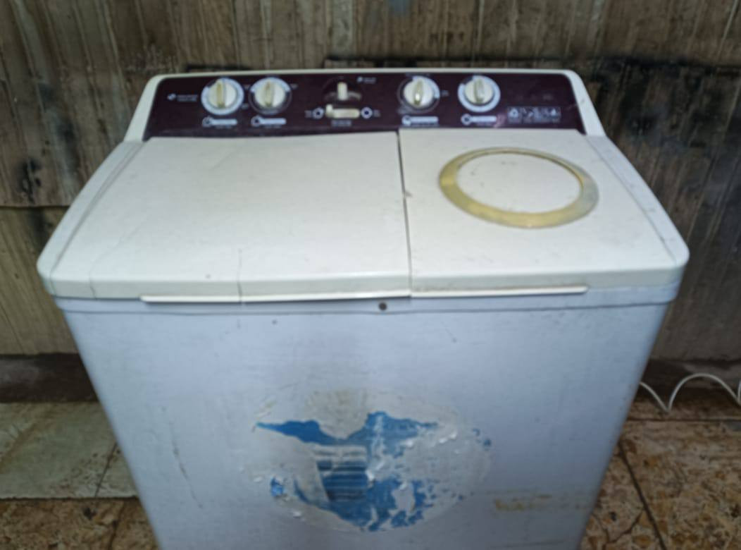 اغراض للبيع طباخ ايديال على فحص كلة شغال وبي ضمان شهر اي شي بي يرجع سعر 175غسالة على فحص كلة شغال غسل وتجفيف 25كيلو سعر 75باب عدد 2سعر الوحدة40طباخ منضدي جام لون صاج جديد كلش على فحص كلة شغال سعر 75وبيهن مجال لشراي يتصل ***********حلة حي المهندسين
