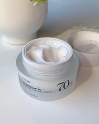 مرطب • يقوّي الحاجز • يثبّت الترطيب