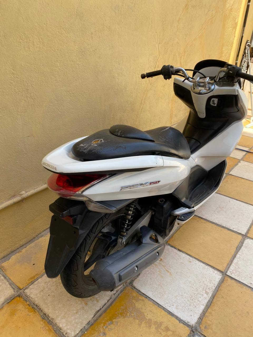 السلام عليكم 
دراجه pcx 
جيل الثاني 
موديل 2016 
ياباني اصلي محرك 150 
كفرات اصليهة
ستاند كهرباء
الدراجة استعمالها قليل نظيفة محرك ما مفتوح تخم تايرات جديد اوراق الدراجة كلها جاهزة وموجودة 
( للعلم الدراجة اخليلها احسن دهن وبانزين بس محسن ) مكان بابل الحله
السعر (مليون و 750) وبيه مجال 
للاستفسار***********.
