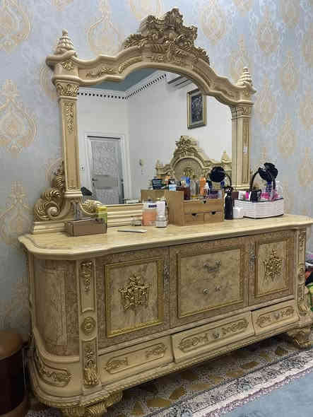 غرفة اخشاب مصري للبيع نظيفة وما بيها اي شي مثل ما موضحة بالصور ، مشدودة مرة وحدة فقط، سبب البيع للتجديد فقط .
المكان الفلوجة حي العسكري 
السعر مليون و100 
تتكون من 7 قطع 
جرباية 
ميز تواليت 
كنتور 
3 مجرات 
تعلاگة ملابس 

للتواصل 
***********
