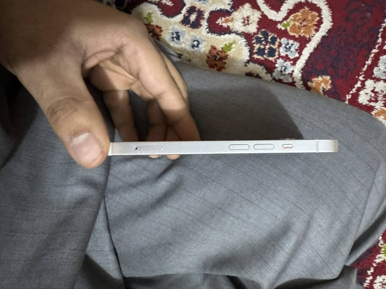 سلام عليكم 
ايفون 13 عادي 
ذكرة 128 
بطاريه ‎%‎88 نزلت سبب تحديث جديد
جهاز شخط مابيه + مكفول من كلشي 
وصل شراء موجود عندي 
وضمان صاله شهرين من خلص 
وتجي تاخذه من باب البيت واي ضمان تريد انطيه بيه عادي  
مكاني بغداد الشعلة /***********
السعر 500 وهذا سعر لان جهاز نظيف 100‎%‎ وانطيك بيه ضمان اذا تريد
