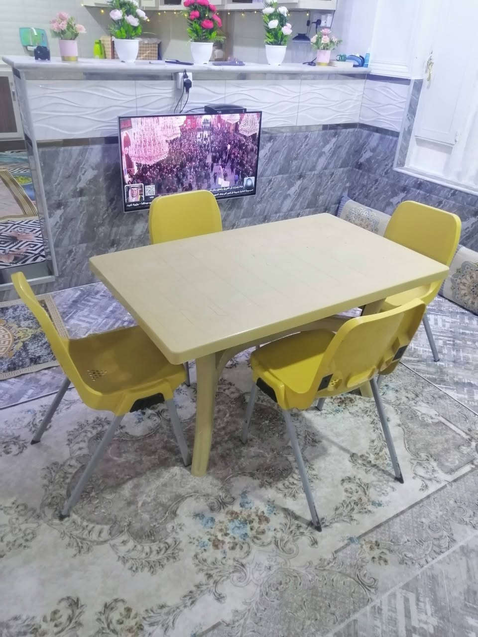 ميز طعام مع ٤ كراسي النوع الأصلي الثقيل حجم كبير. السعر ٥٠ الف اي استفسار على الرقم *********** البصره
