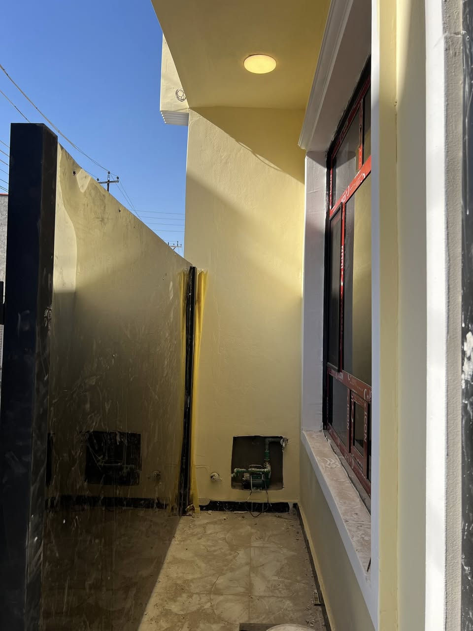 بيت للبيع 50متر طابقين 2 غرف نوم مع بيتونه كبيره تصلح غرفه ثالثه.  حمامات2. بناء درجه اول ايام وتستلمه مفتاح جاهز شغل درجه اولى البوعيثه مجمع السلطان فرع 11.  السعر 85 مليون 
***********
