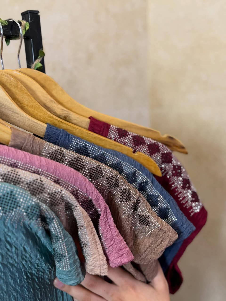 تراك نسائي كريشه ستراس 
ست الوان 
القياس راهي يلبس لحد وزن 95
السعر   8.000
قطعتين   ب. 15.000
توصيل بغداد والمحافظات 5 الف 
واتساب.  ***********
#تراك #بغداد #نسائي #explore #الاناقه
