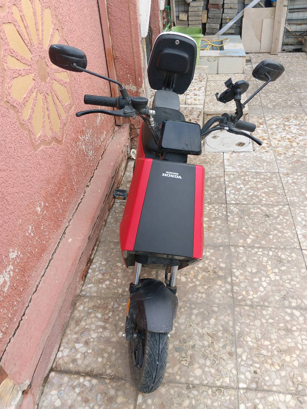  
دراجة شحن هوندا اصلية موديل S08 تشغيل عن طريق البصمة

بطارية ليثيوم مداخلة تصلح ابد مكفولة من العطل
كاملة غراضهة 

الشحنة الواحدة تقطع مسافة 70 km

انذار ضد السرقه

سرعته 42

السعر 700 
بغداد
***********
قديش المسافة اللي تقطعها الدراجة بالشحنة الوحدة؟: 
70 km
وين متواجد حالياً؟: 
بغداد 
السعر المطلوب للبيع؟: 
700الف وبيها مجال
شكو أضرار أو مشاكل بالدراجة؟: 
لا يوجد 