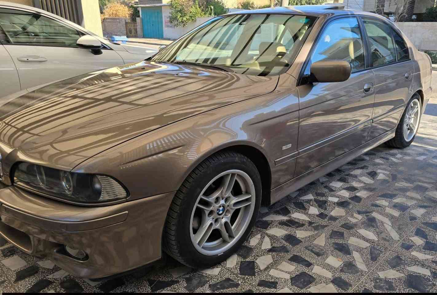 بي ام دبليو موديل 2002 528i وارد امريكي لون مميز
مصبوغه عام صبغ درجة اولى 
السيارة مصروف عليها كلش هوايه
وكلشي بيها اصلي  حجر صالنصه حساس صالنصه كلة وكالة 
(دبل جام) ......
تبريد + تدفئة 
لايت زنون سوار اصلي وكالة 
بك لايت شمعه اصلي 
مرايات شفط
سلايد جام
داخل جلد كهرباء+ستيرن كهرباء +ميموري + مشط كهرباء 
١٠ ايرباك
شاشه اصلية +كامرة
دركه m اصليه 

ويل كب m تو سايز اصلي
دوس m
دعاميه m
ريمونت اصلي وكالة شغال وهوايه بيها بعد مواصفات
ملاحظة ..
رجاء لحد ايقارنه بخواته التعبانات ولحد ايكول سعرك مال ميماتي كلشي اكو بالسوك هذا الموجود

رقم صاحب السيارة 
***********
