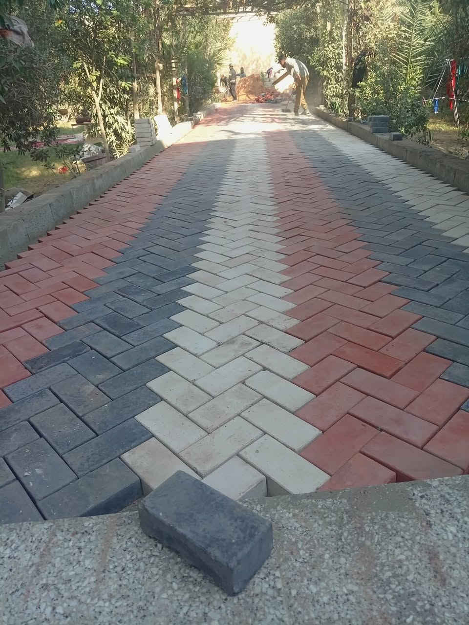 متوفر كادر عمل
نشتغل انواع الارصفه شوارع حدائق مدارس دوائر 

  ونشتغل جميع المحافضات ويوجد كرسته وعمل توصل على ارقم ***********
