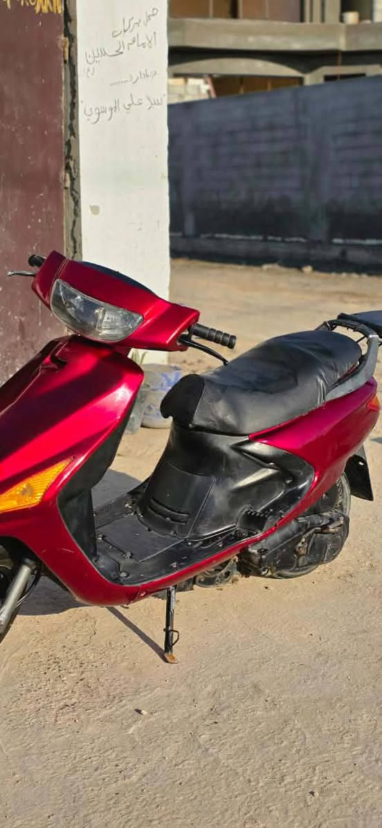 سلام عليكم فراشه نثيه للبيع نضافه كدام عينك 90 ب 100 نضافتها دراجه جاهزه حتا الهورن شغال كفاله من كلشي بس ولفات مبدله بيها  فقط اتصال ع رقم وتدلل مكان ديؤانيه السدير ***********
