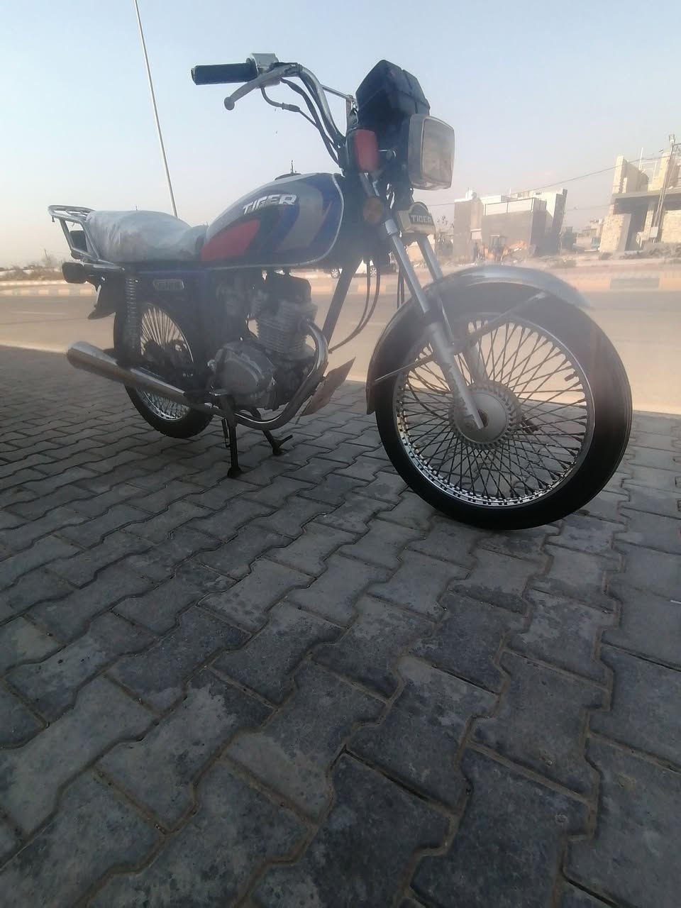 سلام عليكم تايكر 21 أوراق مكاني صويره ب٤٥٠ اتصل عل رقم *********** غير متواجد عل فيس
