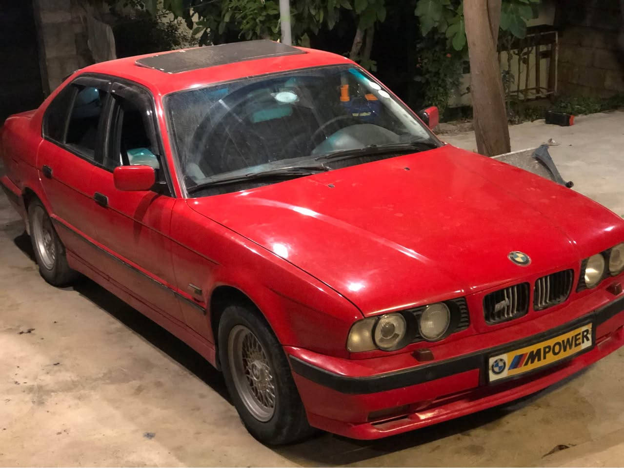 بۆ فرۆشتن: BMW 520
 جۆر: BMW 520
 مۆدێل: 1995
: "دەعامی بۆ دەعامی" بەشەرت، بەبێ کێشە و کەم و کوڕی.
تایبەتمەندی و مواسەفات:
 مواسەفات: فول فول.
 سیستەمی کارەبایی: جام کارەبایی، قوفڵ مەرکەزی، ABS.
تەبرید :  (سارد و گەرم) بەشەرت.
: سلاید، ڕەنگکراوی (سبوغ عام) تەنها بۆ جوانی .
تێبینییەکان:
 هەموو گیان و پێکهاتەی سەیارەکە "تەقە و ڕەقە" بەشەرت.
 ئاڕم، سەنەوی، و هەموو ئەوەڵیاتەکانی بەشەرتە.
نرخ: [43 و مەجال ] أربيل, العراق


**إذا كنت صاحب هذا الإعلان وتريد حذفه لأي سبب، رجاءا أرسل رسالة إلى الدعم الفني**