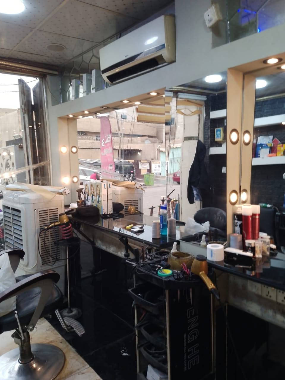 سلام عليكم محل حلاقة للبيع كامل هوة وغراضة تجي تفتح وتسترزق وخير من الله اذا تلتزم عنوان المحل حي حطين شارع الأطباء ***********
