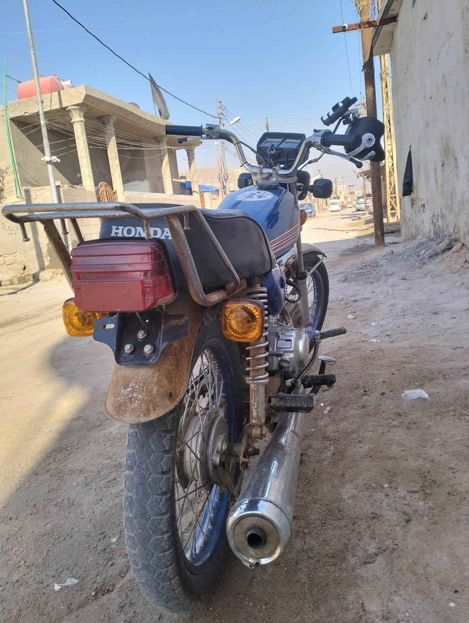 سلام عليكم دراجه كلك ادوات للبيع الدراجه نضيفه احلى من الصوره مكينه جديده كارتون ثاني تبدليه دهن الها الدراجه كهربائيات شغله تعمير الدراجه رقم شاصي بيه الدراجه مكفوله سرقه وعشاير السعر 600 وبيه مجال قليل المكان البصره جزيره بس تنزل جسر خالد التواصل علا هاذ الرقم ***********
