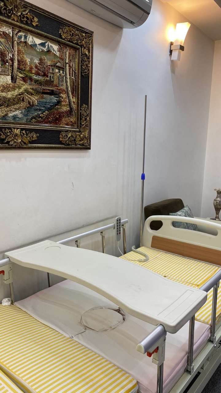 قەرەوێڵەی پزیشکی/قەرەوێڵەی نەخۆشخانە – لە دۆخێکی زۆر باشدایە
جێگایەکی پزیشکی کوالیتی بەرز، بۆ ئاسوودەیی و سەلامەتی و ئاسانی بەکارهێنان دیزاین کراوە. گونجاوە بۆ بەکارهێنانی ماڵەوە، ماوەی چاکبوونەوە، یان چاودێری پزیشکی. جێگاکە خۆڕاگرە و لە ماددەی بەهێز دروستکراوە کە بەکارهێنانی درێژخایەن مسۆگەر دەکات.
✔ دەستکاریکراو بۆ بەرزکردنەوەی سەر و قاچ
✔ دیزاینی ارگونومیک و کرداری
✔ ئاسانە بۆ بەکارهێنان و خاوێنکردنەوە
✔ گونجاوە بۆ نەخۆش و بەساڵاچووان یان پاش نەشتەرگەری 
ژمارە ***********
ژمارە 7504166266

نرخی بنەڕەتی 👉 920,000 هەزار کیرۆ – ئێستا بە نرخێکی داشکێنراو بەردەستە.
تەنها بۆ کەسانی جددی. نرخێکی زۆر باشە بۆ کوالێتی.

‎سرير طبي / سرير مستشفى قابل للتعديل – بحالة ممتازة
‎سرير طبي عالي الجودة، مصمم لتوفير الراحة والأمان وسهولة الاستخدام. مناسب للاستخدام المنزلي، فترات التعافي، أو الرعاية الطبية. السرير متين ومصنوع من مواد قوية تضمن استخدامًا طويل الأمد.
‎✔ قابل للتعديل لرفع الرأس والقدمين
‎✔ تصميم مريح وعملي
‎✔ سهل الاستخدام والتنظيف
‎✔ مناسب للمرضى، كبار السن، أو بعد العمليات 
رقم ***********
رقم .٧٥٠٤١٦٦٢٦٦

السعر الأصلي 👉 ٩٢٠٬٠٠٠ دينار عراقي– متوفر الآن بسعر مخفّض.
للجادين فقط. قيمة ممتازة مقابل الجودة. أربيل, العراق
